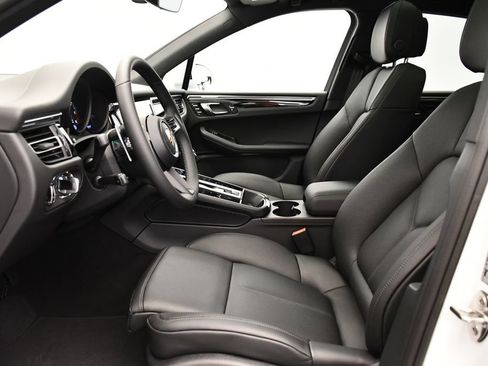 Certified 2026 Porsche Macan AWD/4WD image 5