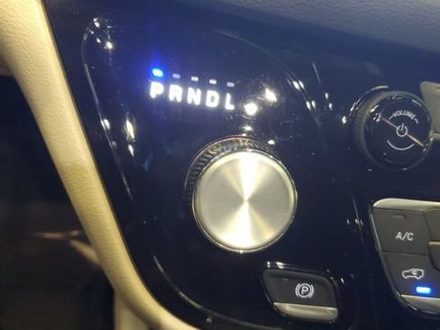 Used 2023 Chrysler Pacifica Touring-L FWD image 25