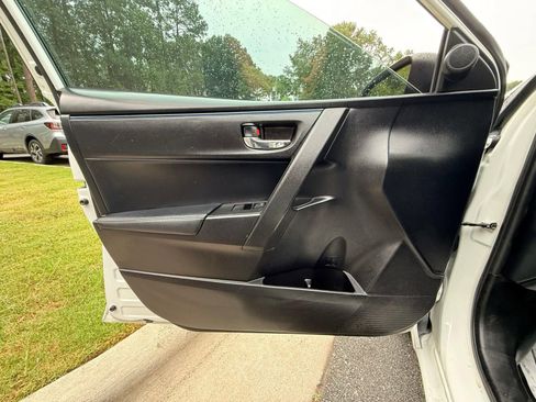 Used 2017 Toyota Corolla SE w/ SE Premium Package FWD image 18