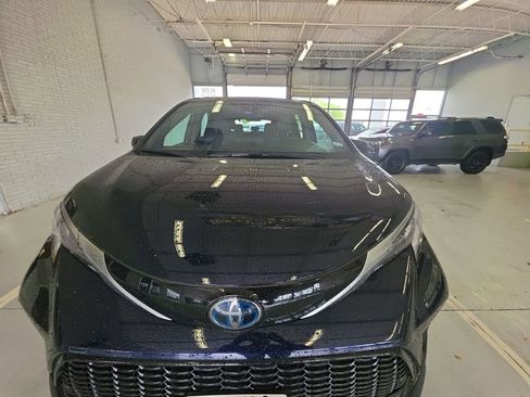 Used 2022 Toyota Sienna XSE w/ XSE Plus Package image 2