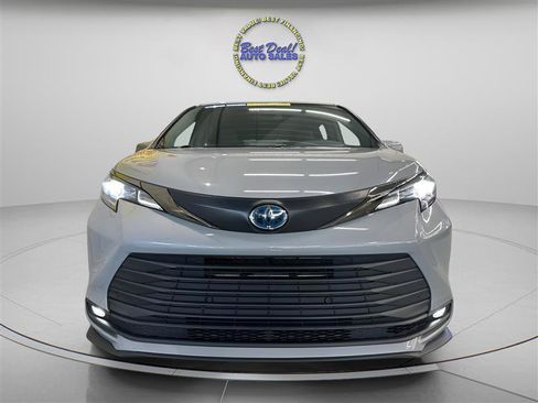 Used 2023 Toyota Sienna XLE Woodland Edition AWD/4WD image 8