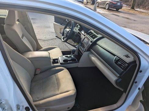 Used 2014 Toyota Camry LE image 18