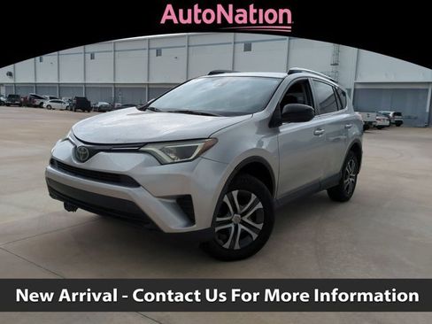 Used 2018 Toyota RAV4 LE image 1