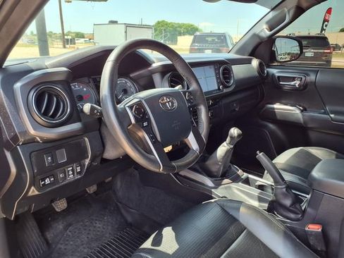 Used 2020 Toyota Tacoma TRD Off-Road w/ TRD Premium Off Road Package AWD/4WD image 14