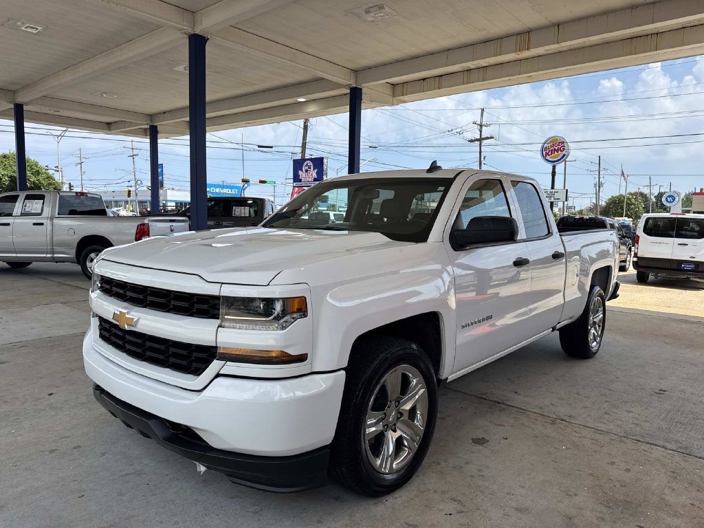 Used 2018 Chevrolet Silverado 1500 Custom w/ Custom Value Package RWD image 3