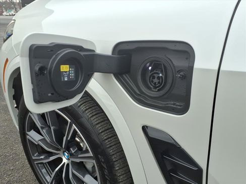 Used 2026 BMW X5 xDrive50e w/ M Sport Package image 10