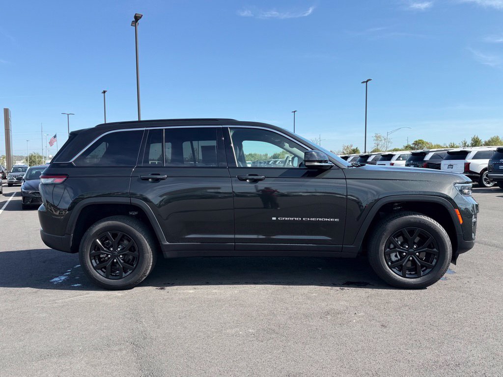 Used 2024 Jeep Grand Cherokee Limited AWD/4WD image 4