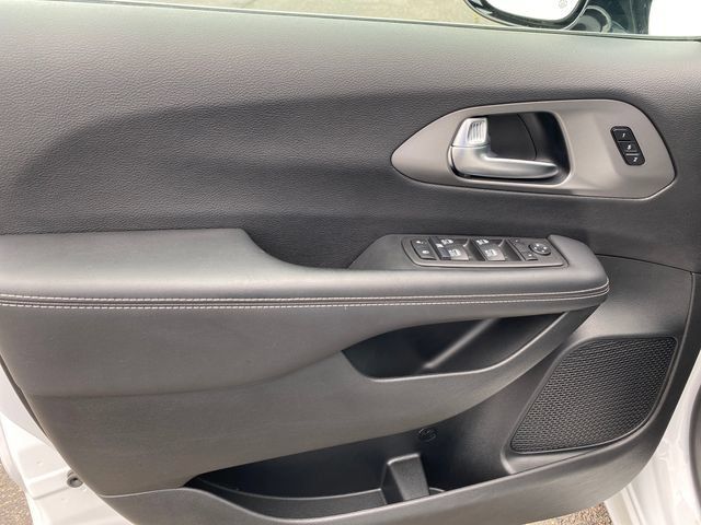 Used 2025 Chrysler Pacifica Select FWD image 15