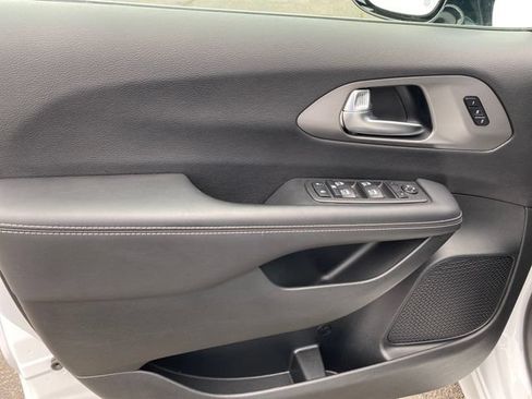 Used 2025 Chrysler Pacifica Select FWD image 15