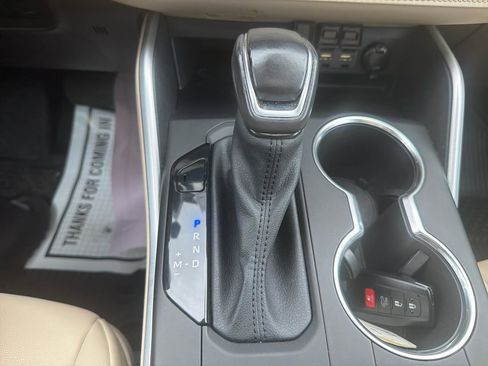 Used 2021 Toyota Highlander XLE AWD/4WD image 27