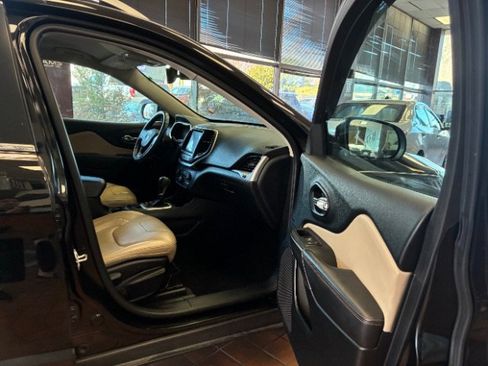 Used 2017 Jeep Cherokee Limited w/ Technology Group image 30