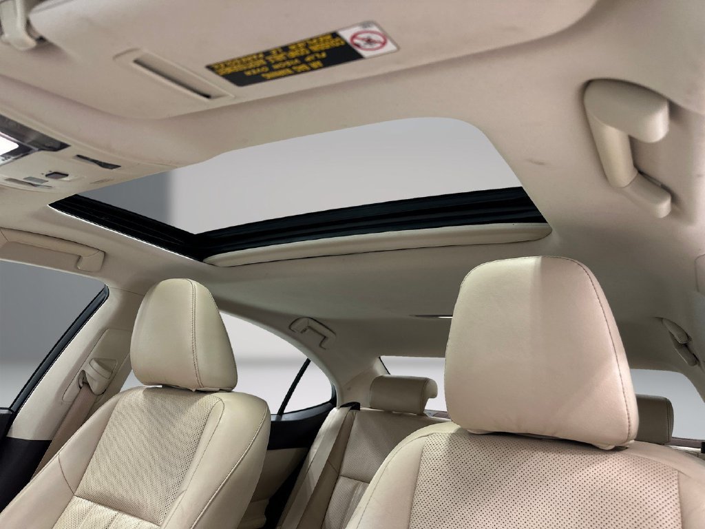 Used 2016 Lexus ES 300h w/ Luxury Package w/Wood Trim FWD image 17
