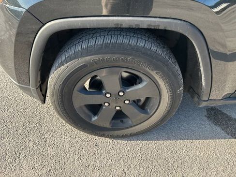 Used 2012 Jeep Grand Cherokee Laredo AWD/4WD image 19