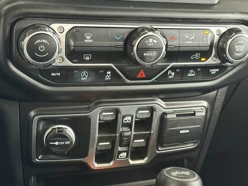 Used 2022 Jeep Wrangler Unlimited Sport AWD/4WD image 17