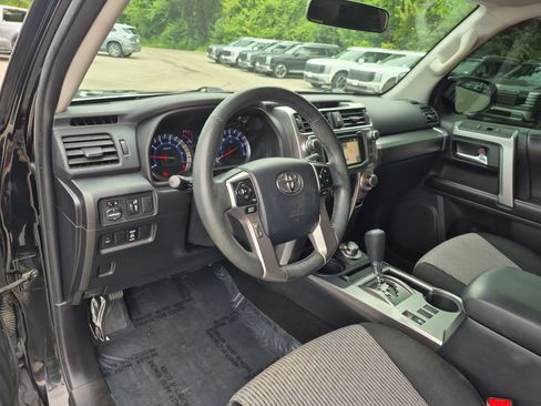 Used 2017 Toyota 4Runner SR5 AWD/4WD image 11