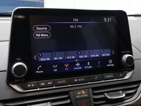 Used 2023 Nissan Altima 2.5 SV image 2