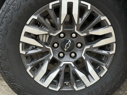 Used 2022 Chevrolet Silverado 1500 LT AWD/4WD image 15