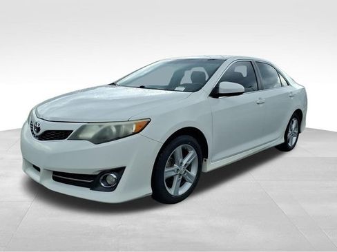 Used 2012 Toyota Camry SE FWD image 2