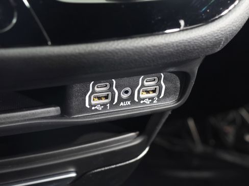 Used 2025 Chrysler Pacifica Select image 28