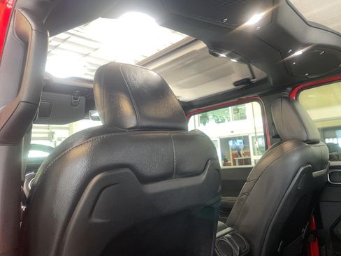 Used 2025 Jeep Wrangler Unlimited Sahara AWD/4WD image 27