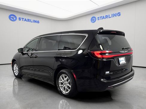 Used 2024 Chrysler Pacifica Touring-L image 6