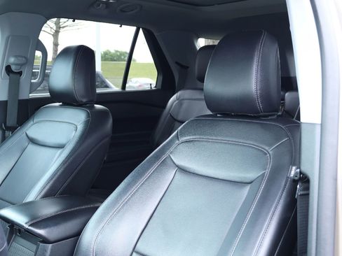 Used 2021 Ford Explorer Limited w/ Equipment Group 301A RWD image 11