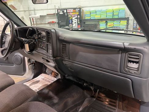 Used 2000 Chevrolet Silverado 1500 2WD Regular Cab w/ Exterior Appearance Pkg image 16