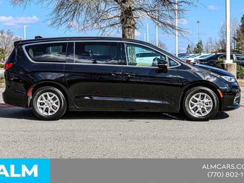 Used 2024 Chrysler Pacifica Touring-L FWD image 10