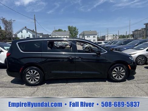 Used 2023 Chrysler Pacifica Touring-L FWD image 3