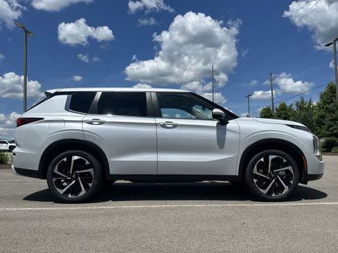Used 2024 Mitsubishi Outlander SE AWD/4WD image 3