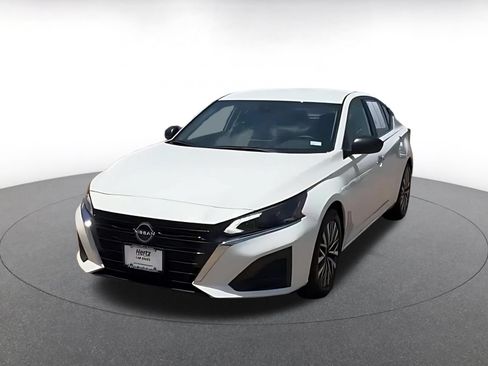 Used 2025 Nissan Altima 2.5 SV FWD image 7