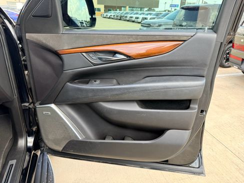 Used 2019 Cadillac Escalade ESV Luxury RWD image 12