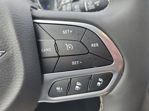 Used 2025 Chrysler Pacifica Select image 27