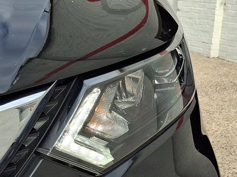 Used 2022 Nissan Rogue Sport SV w/ Technology Package image 9