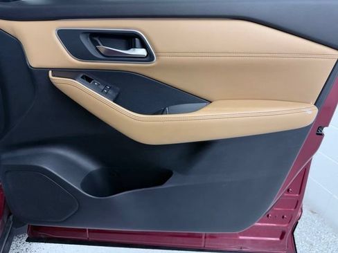 Used 2023 Nissan Rogue Platinum FWD image 18