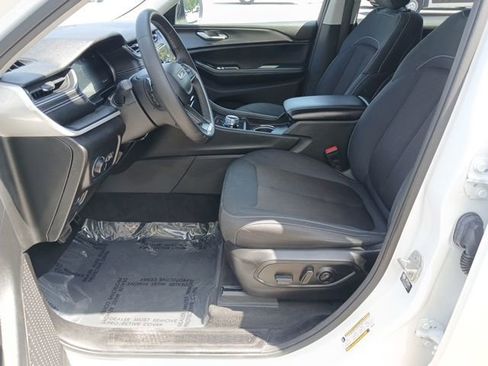 Used 2023 Jeep Grand Cherokee L Laredo RWD image 33