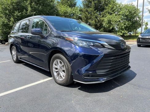 Used 2024 Toyota Sienna LE AWD/4WD image 3