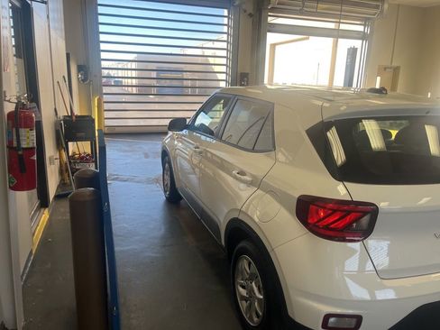 Used 2023 Hyundai Venue SE FWD image 5