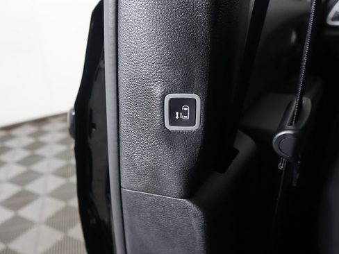 Used 2025 Chrysler Pacifica Select image 41