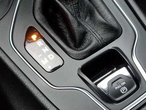 Used 2020 Jeep Cherokee Latitude w/ Cold Weather Group AWD/4WD image 24