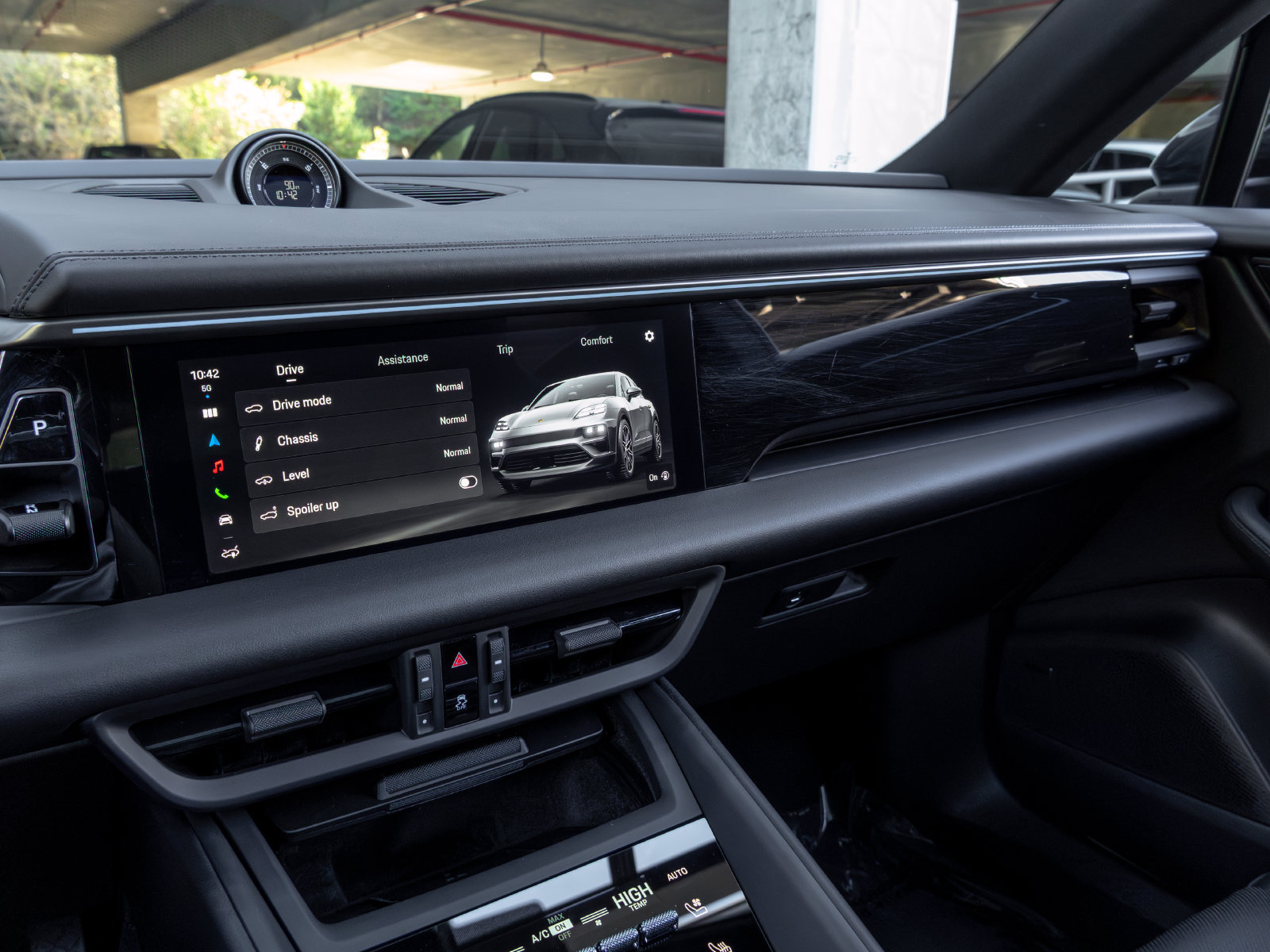 Certified 2025 Porsche Macan 4 Electric AWD/4WD image 35