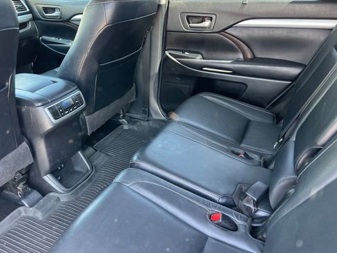 Used 2018 Toyota Highlander XLE AWD/4WD image 12