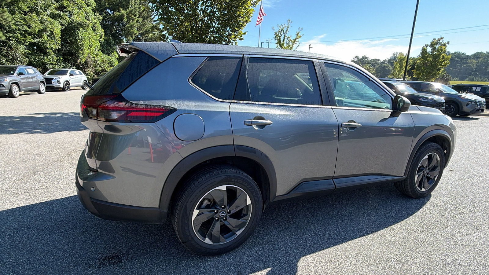 Used 2024 Nissan Rogue SV AWD/4WD image 8