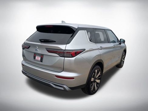Used 2025 Mitsubishi Outlander SE FWD image 3