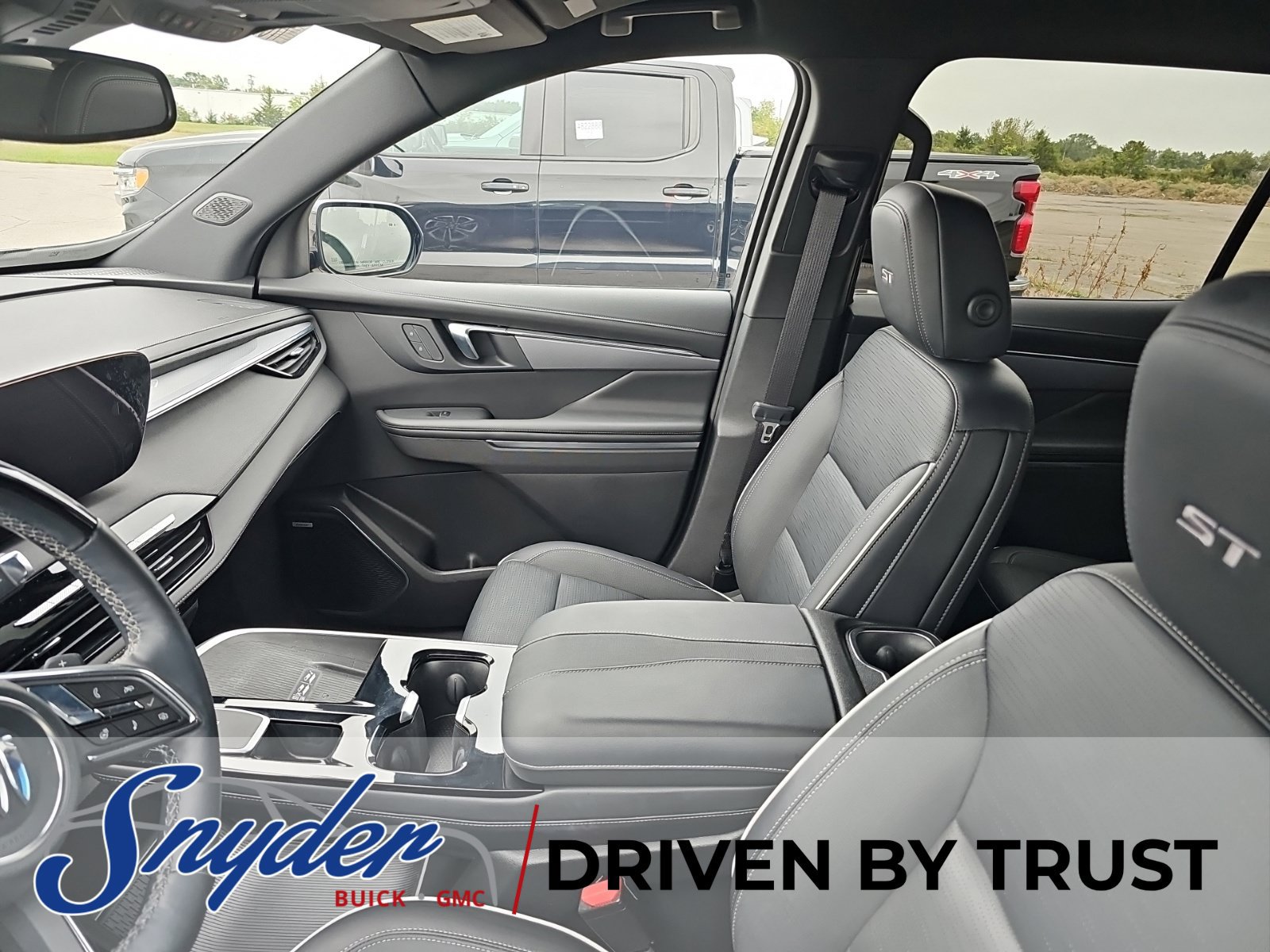 Used 2025 Buick Enclave Sport Touring w/ Super Cruise Package FWD image 8