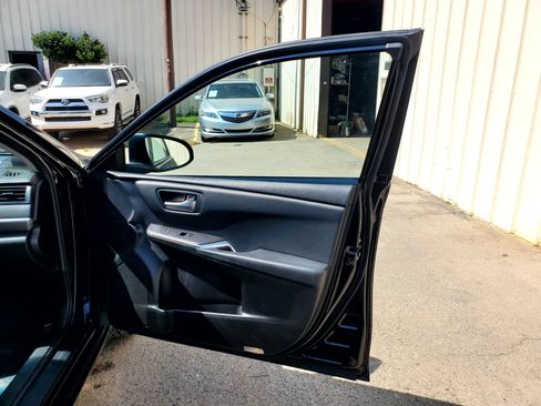 Used 2016 Toyota Camry SE FWD image 21