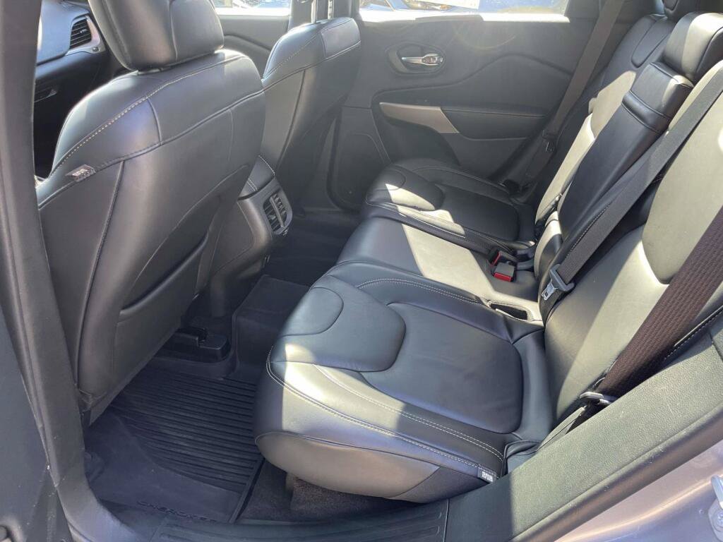 Used 2018 Jeep Cherokee Limited AWD/4WD image 16