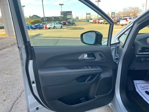 Used 2026 Chrysler Pacifica Select image 12