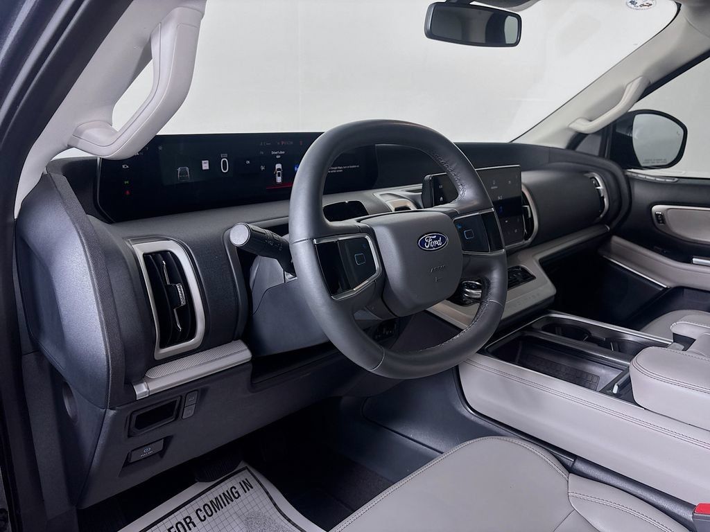Used 2025 Ford Expedition Active RWD image 9