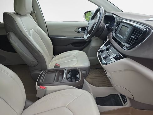 Used 2017 Chrysler Pacifica Touring-L FWD image 24